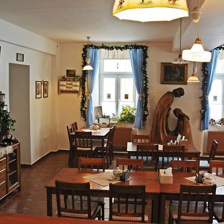 Restaurace A Penzion Ubrousku Prostri Se Nova Bystrice Ngoại thất bức ảnh