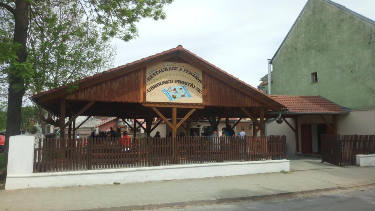 Restaurace A Penzion Ubrousku Prostri Se Nova Bystrice Ngoại thất bức ảnh