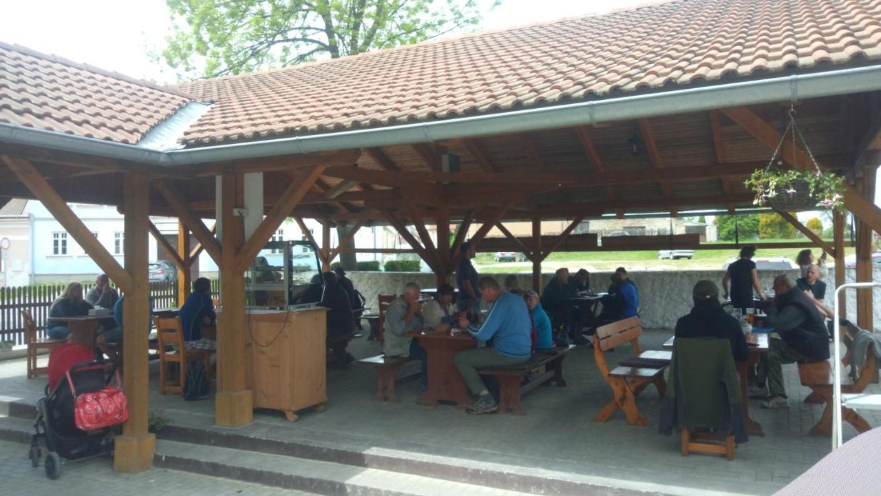 Restaurace A Penzion Ubrousku Prostri Se Nova Bystrice Ngoại thất bức ảnh